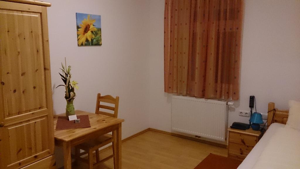 Gasthof Zum Goldenen Pflug Amstetten Room photo